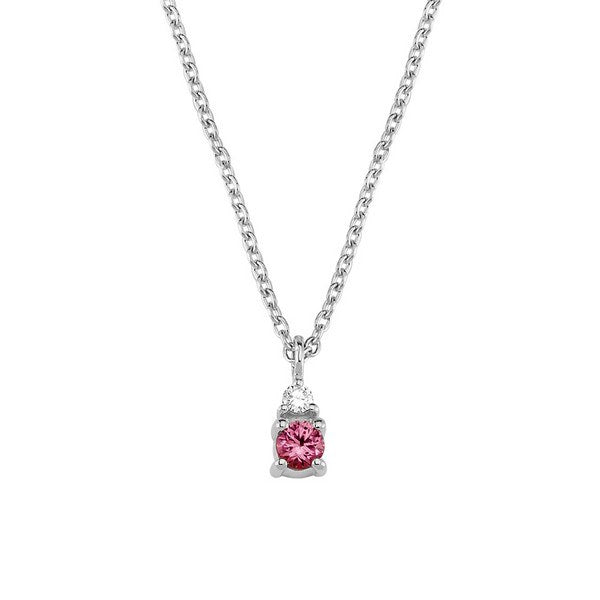 Petit vedhæng i 14 kt hvidguld med rund rubin og diamant inkl. kæde fra Nuran.